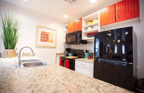 West Riverside Apartment | Eclectic Uptown Apt | Blocks to Magazine Street