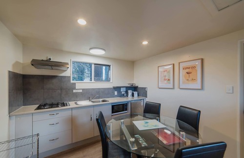 Lake Tekapo House | Eclipse Haven | 2BR + Hot Tub + Parking | Sleeps 5