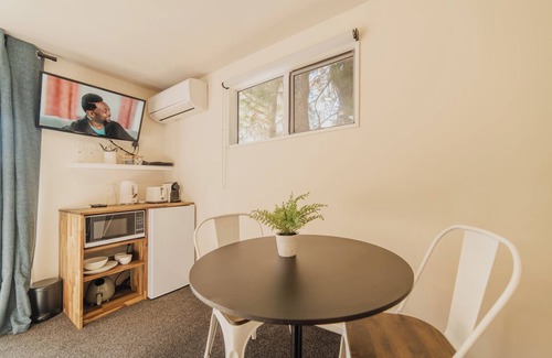 Lake Tekapo House | Eclipse Haven | 2BR + Hot Tub + Parking | Sleeps 5