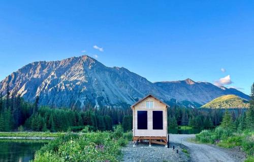 Denali House | Eco-Friendly Lakefront Tiny House with Views of Panorama Mountain near Denali National Park