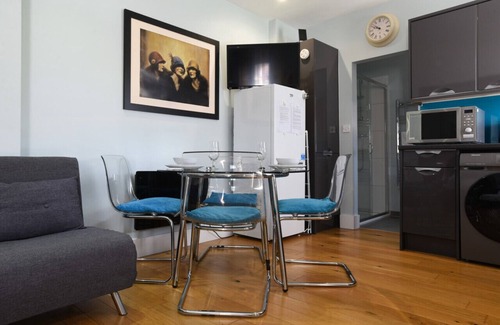Portsmouth House | Eco-Lodge nr QA hospital - short term tenancy only
