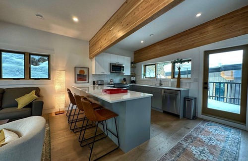 Rossland Apartment | EcoLuxury Suite - 2 mins to Red Ski Resort Rossland BC