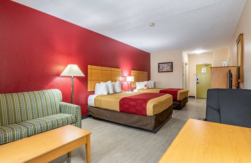 Southwest Topeka Hotel | Econo Lodge at Wanamaker