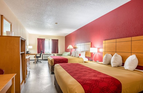 Southwest Topeka Hotel | Econo Lodge at Wanamaker