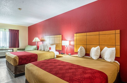 Southwest Topeka Hotel | Econo Lodge at Wanamaker
