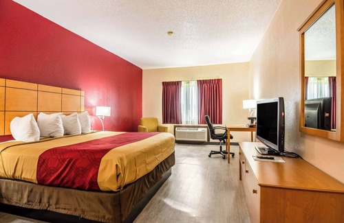 Southwest Topeka Hotel | Econo Lodge at Wanamaker