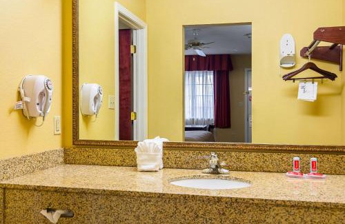 Bryant Hotel | Econo Lodge Inn & Suites Bryant