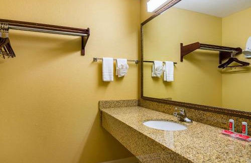 Bryant Hotel | Econo Lodge Inn & Suites Bryant