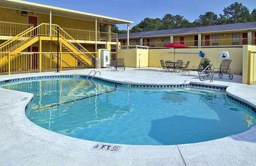 Columbus Hotel | Econo Lodge Inn & Suites Columbus near Fort Benning