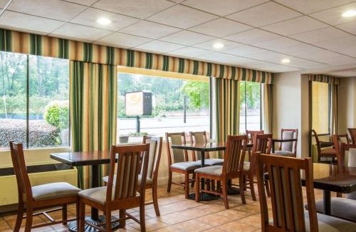 Columbus Hotel | Econo Lodge Inn & Suites Columbus near Fort Benning