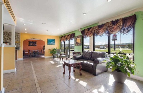 Hillview Hotel | Econo Lodge Inn & Suites I-65