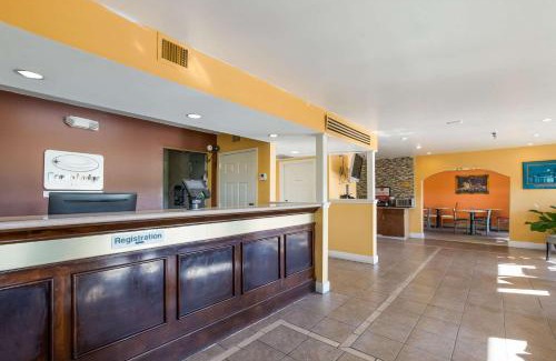 Hillview Hotel | Econo Lodge Inn & Suites I-65