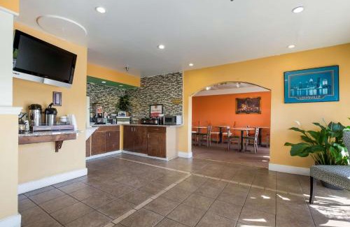 Hillview Hotel | Econo Lodge Inn & Suites I-65