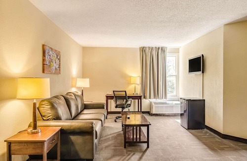 Radford Hotel | Econo Lodge Inn & Suites Radford-Blacksburg Area