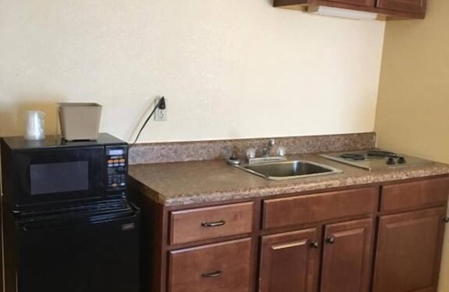 Radford Hotel | Econo Lodge Inn & Suites Radford-Blacksburg Area