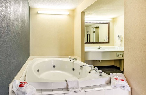 Radford Hotel | Econo Lodge Inn & Suites Radford-Blacksburg Area