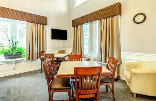 Radford Hotel | Econo Lodge Inn & Suites Radford-Blacksburg Area