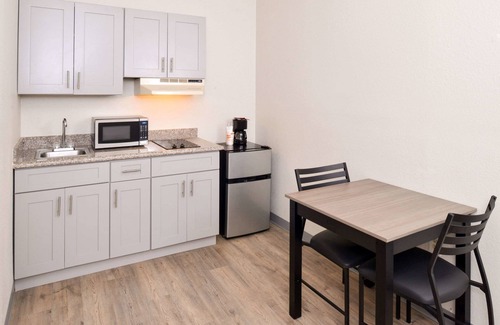 Lakeview  Jefferson County Hotel | Econo Lodge Inn & Suites Port Arthur near Sabine Pass