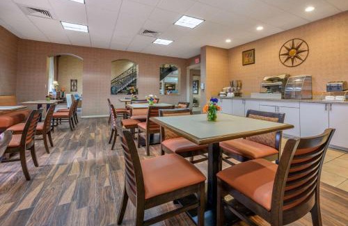 Triadelphia Hotel | Econo Lodge Inn & Suites Triadelphia - Wheeling