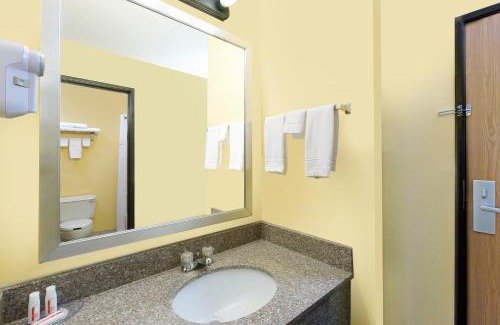 Yankton Hotel | Econo Lodge Inn & Suites