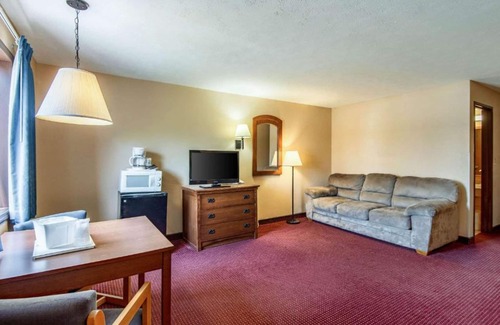 Grandview Plaza Hotel | Econo Lodge Junction City I-70 Near Fort Riley
