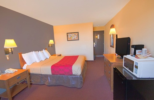 Grandview Plaza Hotel | Econo Lodge Junction City I-70 Near Fort Riley