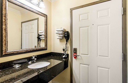 Circle Area Hotel | Econo Lodge Long Beach I-405