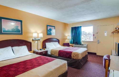 Bluefield Cabin | Econo Lodge Near Bluefield College