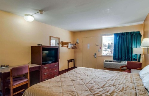 Bluefield Cabin | Econo Lodge Near Bluefield College