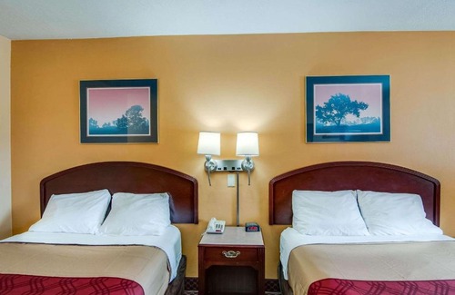 Bluefield Cabin | Econo Lodge Near Bluefield College