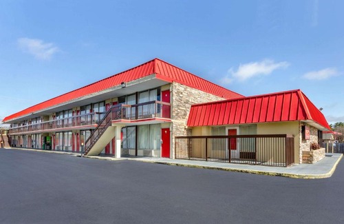Roanoke Cabin | Econo Lodge Roanoke Civic Center