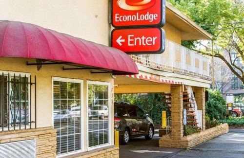 Boulevard Park Cabin | Econo Lodge Sacramento Convention Center