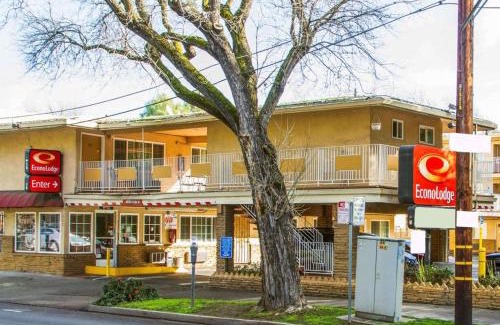 Boulevard Park Cabin | Econo Lodge Sacramento Convention Center