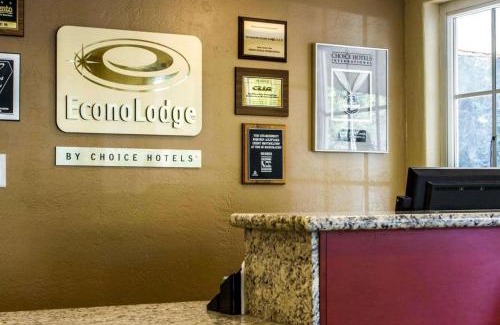 Boulevard Park Cabin | Econo Lodge Sacramento Convention Center