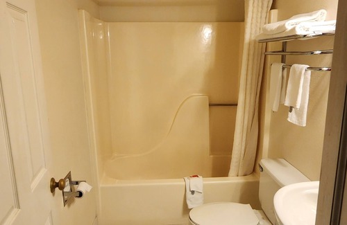 Grand Rapids Hotel | Econo Lodge & Suites Grand Rapids Airport