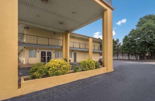 Thomaston Cabin | Econo Lodge Thomaston