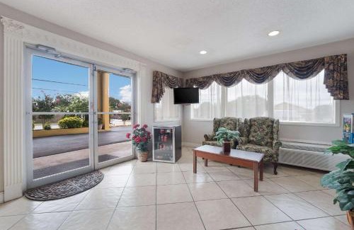 Thomaston Cabin | Econo Lodge Thomaston