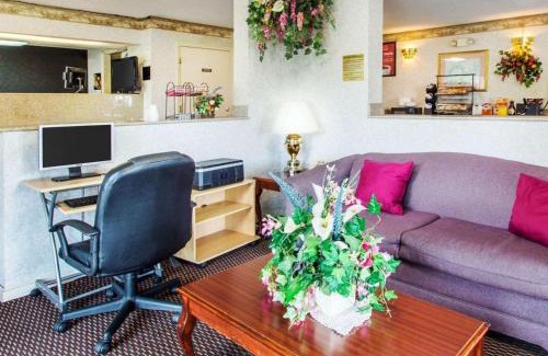 Troy Cabin | Econo Lodge Troy