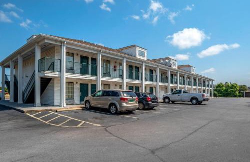Tupelo Cabin | Econo Lodge Tupelo Barnes Crossing