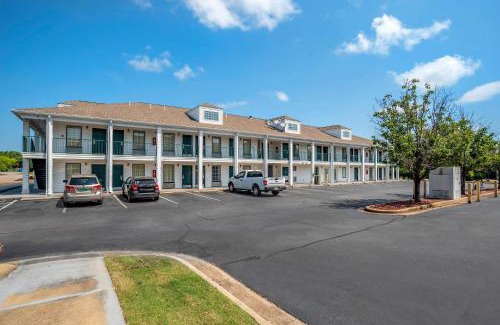 Tupelo Cabin | Econo Lodge Tupelo Barnes Crossing