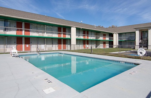 Caddo Valley Hotel | Econo Lodge