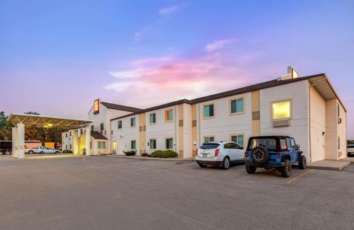 Belle Fourche Cabin | Econo Lodge
