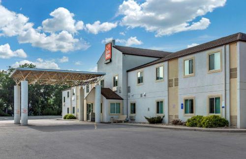 Belle Fourche Cabin | Econo Lodge