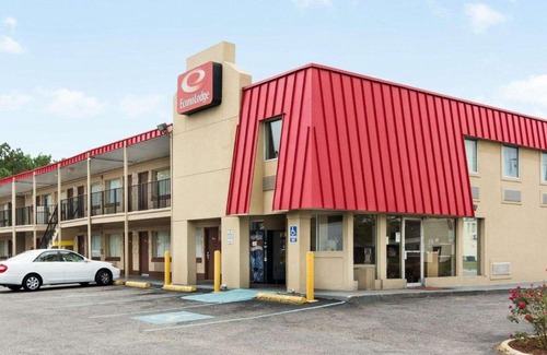 North Central Cabin | Econo Lodge Virginia Beach Town Center