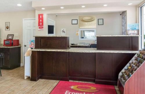 North Central Cabin | Econo Lodge Virginia Beach Town Center