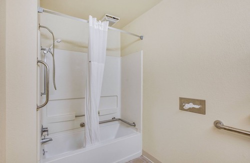 Whitehall Hotel | Econo Lodge Whitehall near Michigan's Adventure