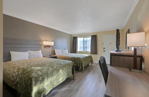 Woodland Cabin | Econo Lodge Woodland near I-5