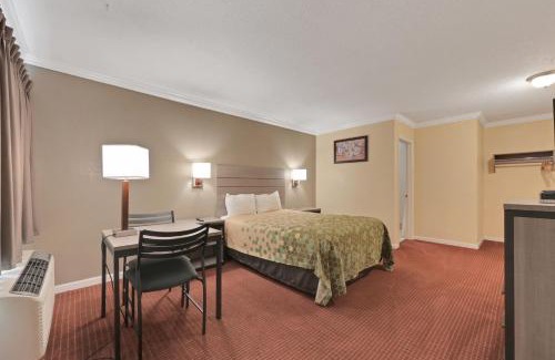 Woodland Cabin | Econo Lodge Woodland near I-5