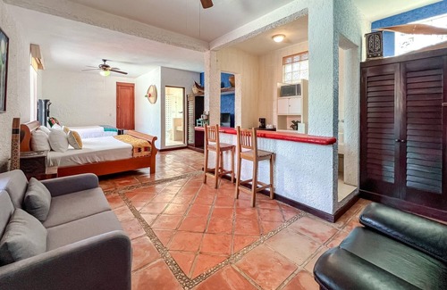 Isla Mujeres Hotel | Economic City View Room at Casa De Los Suenos
