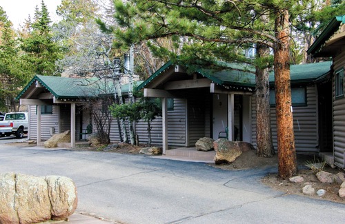 Estes Park Apartment | Economical Suite with King Bed & Woodburning Fireplace